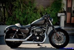 Harley Davidson Sportster Iron 883, Si Bobber Hitam Pekat
