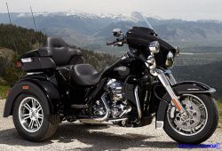Harley Tri Glide Ultra (FLHTCUTG), Touring Bike Roda Tiga yang Nyaman Maksimal