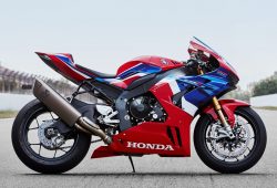 Honda CBR1000RR-R Fireblade SP 2022 Edisi Anniversary 30th Mengaspal