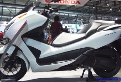 Honda Siapkan Skutik Bongsor Forza 300, Mungkinkah Hadir di Indonesia?