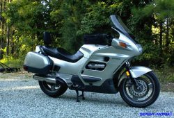 Honda ST1100, Touring Bike Simpel dan Kompak