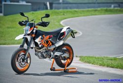 KTM 690 SMC R, Supermoto dengan Performa Bengis