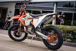 KTM EXC 300 TPI Erzbergrodeo Mengaspal dengan Performa Makin Istimewa