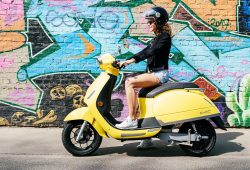 Bergaya Retro, Skuter Listrik Terbaru Kumpan 54 Series Bisa Melaju Hingga 100 Kpj