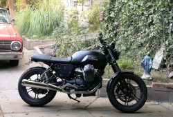 Moto Guzzi V7 Stone Special Edition Dirilis, Usung Warna Shining Black
