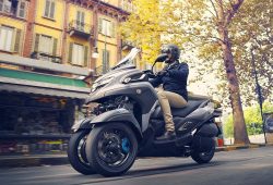 Makin Canggih, New Yamaha Tricity 300 Generasi Terbaru Sudah Bisa “Berdiri” Sendiri