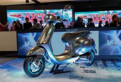 Resmi Dipasarkan, Harga Skuter Listrik Vespa Elettrica Bikin Gigit Jari