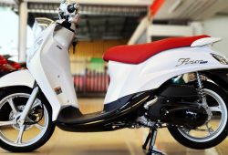Yamaha Fino 125 Premium Mengaspal dengan Kombinasi Warna Mewah & Elegan