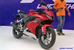 Lebih Premium, Yamaha R15 Usung Wajah Baru dan Suspensi Warna Emas