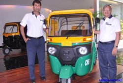 RE Compact, Kendaraan Roda Tiga Terbaru Bajaj dengan Mesin 4-Tak