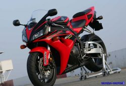 Motor Honda 1000cc CBR1000RR 2016 Tampil dengan Varian Warna Baru