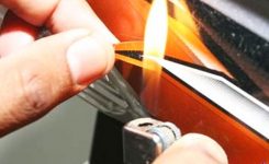 melepaskan-stiker-motor