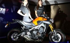 yamaha-mt-09-girl