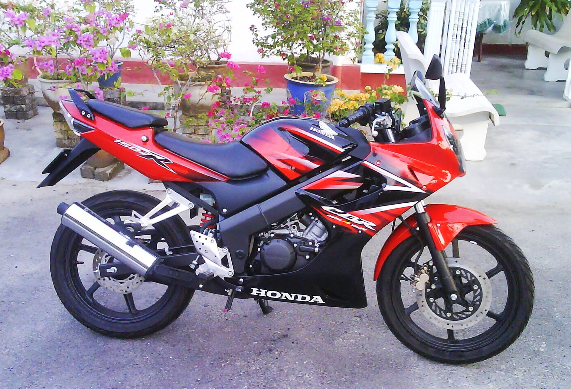 Honda CBR150R - id.wikipedia.org