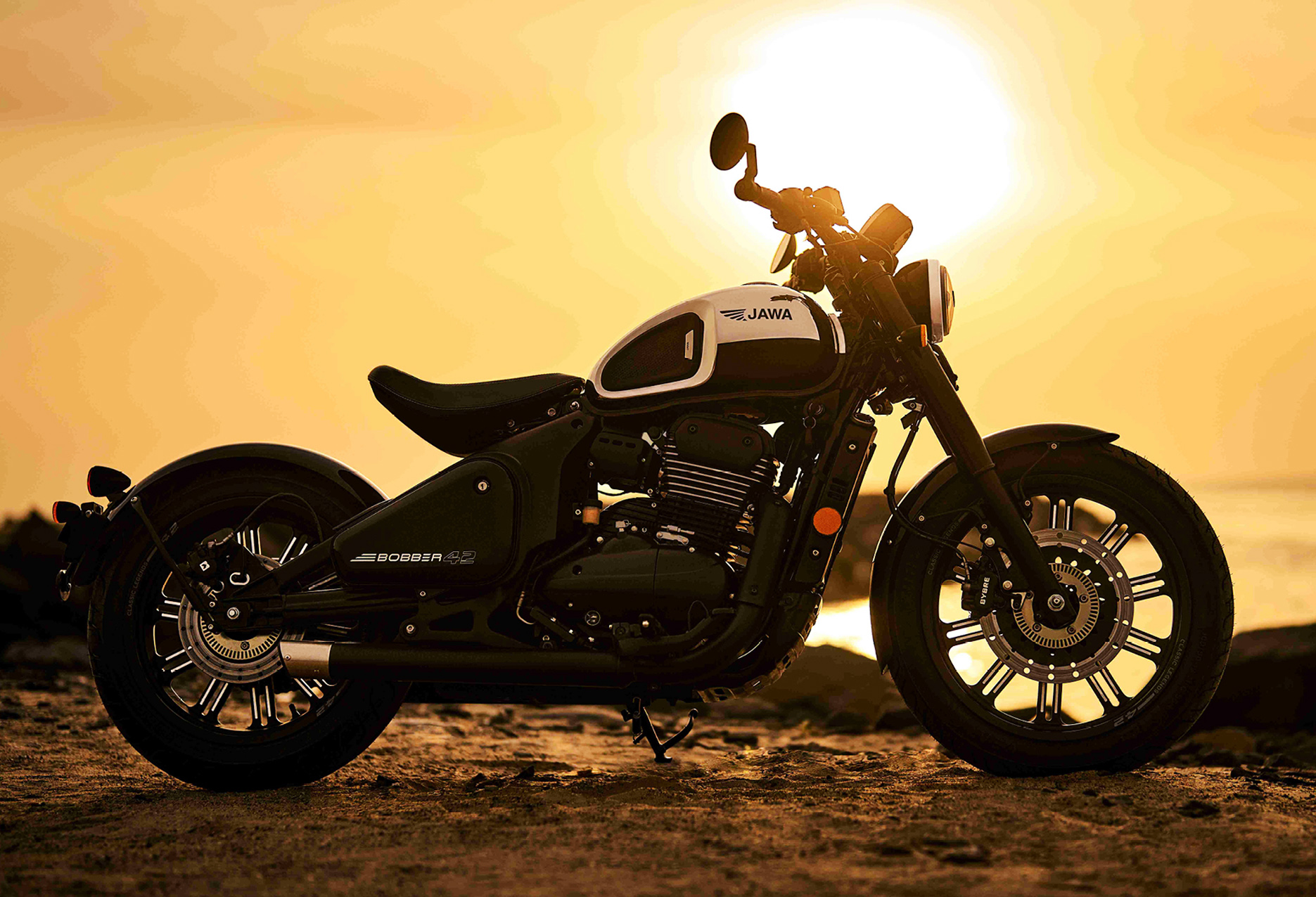 Jawa 42 Bobber Black Mirror Mengaspal, Harga Mulai Rp41 Jutaan